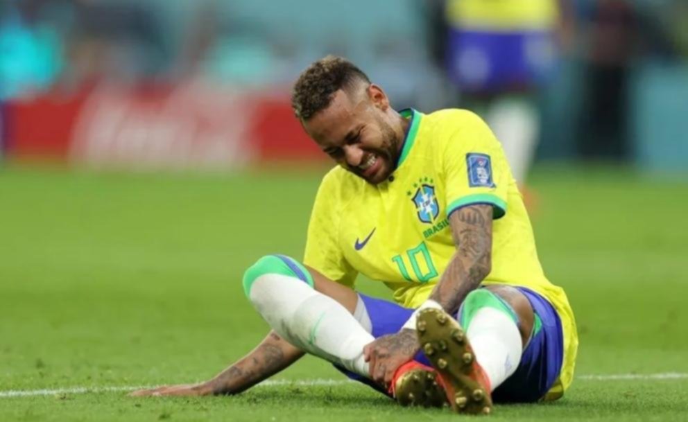 Brasil reza por Neymar: ¿afuera por dos partidos?