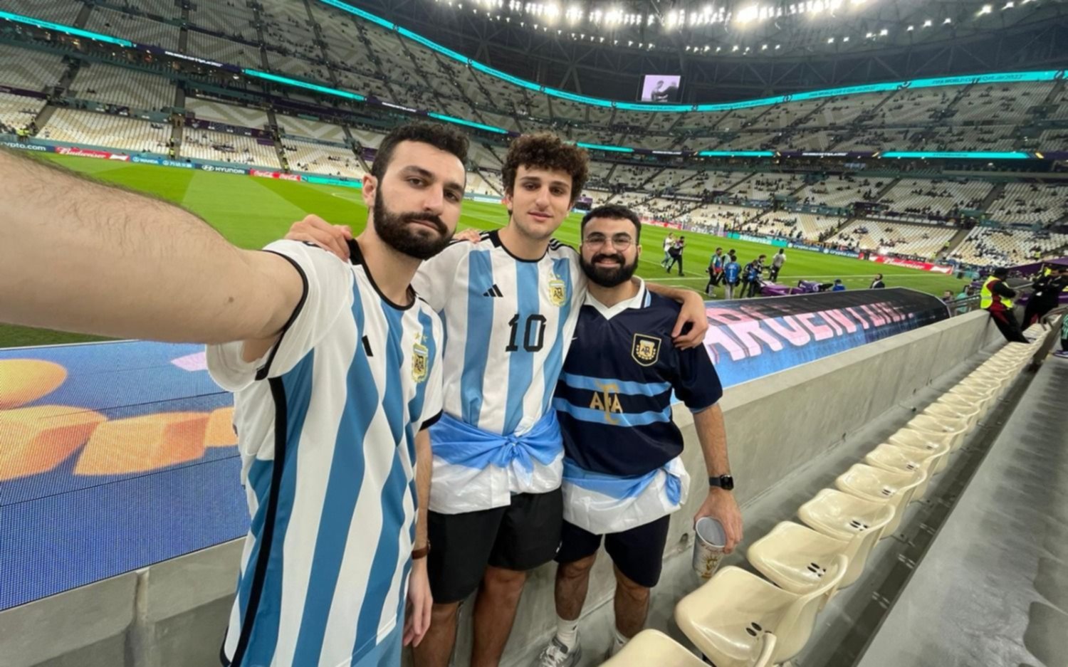 En fotos.- Platenses en Qatar y todo el color del choque clave entre Argentina y México