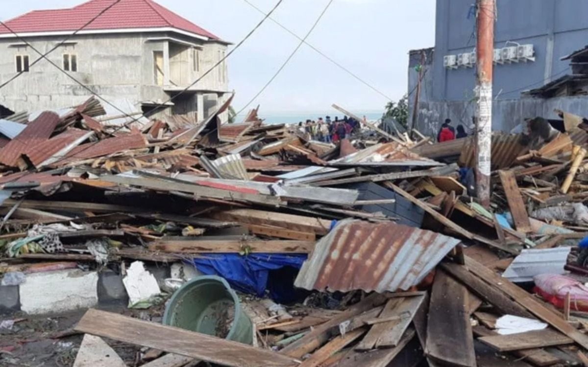 Sube a 318 la cantidad de fallecidos por el sismo en Indonesia