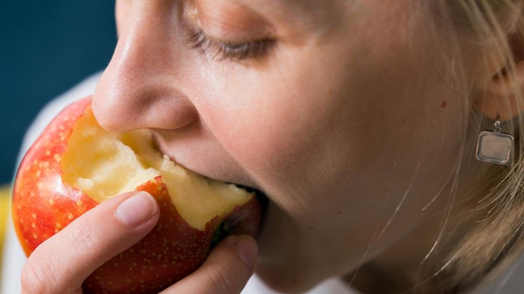 Ciencia: comer una manzana, entre el refrán y la evidencia de los estudios