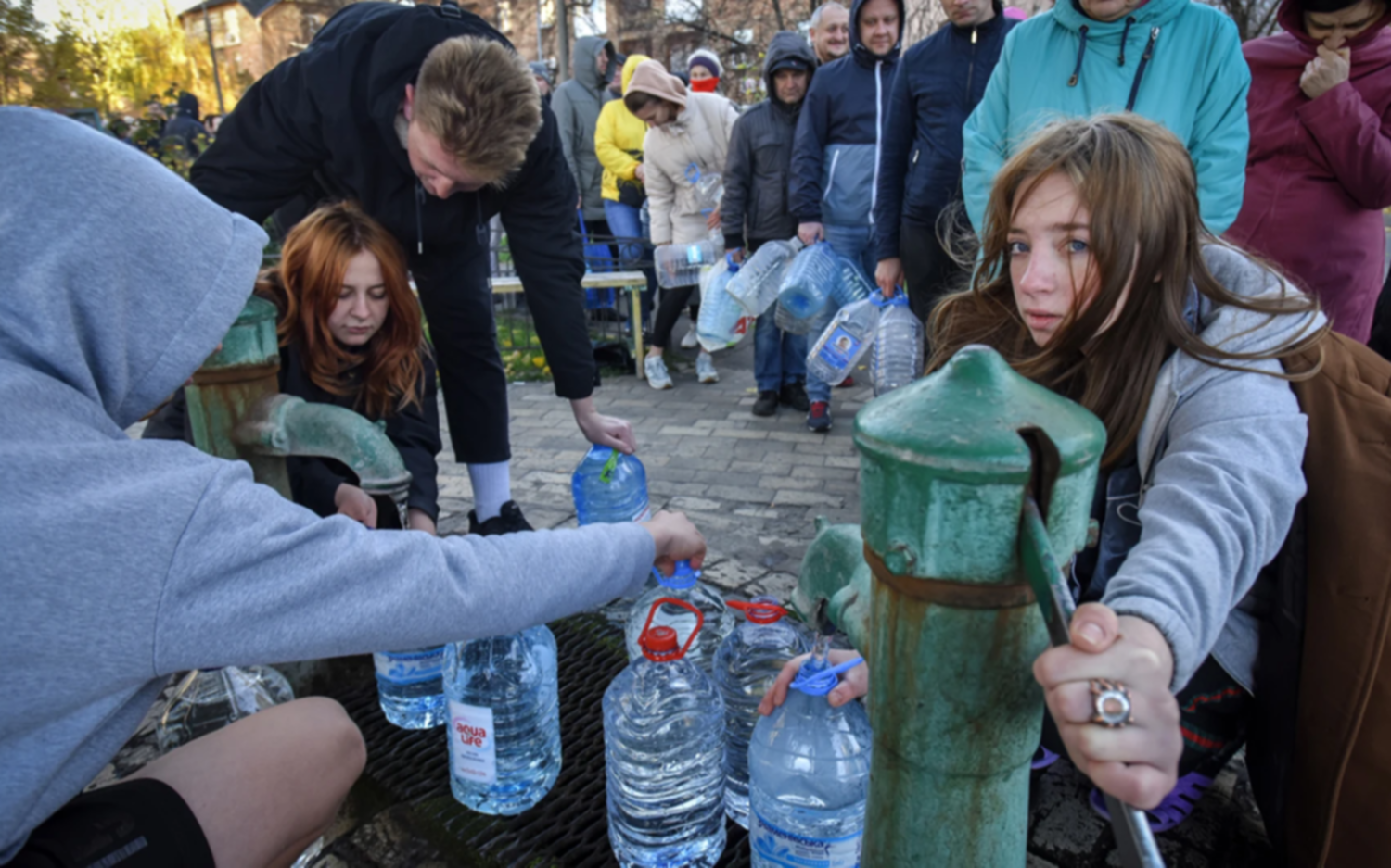 Ucrania: vuelve la luz y la calefacción a la helada Kiev, tras los ataques rusos