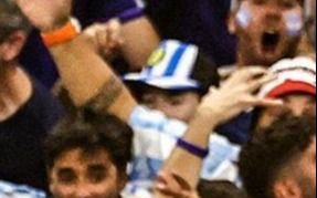 "Siempre está con nosotros": aseguran ver la figura de Maradona en la tribuna del partido entre Argentina y México