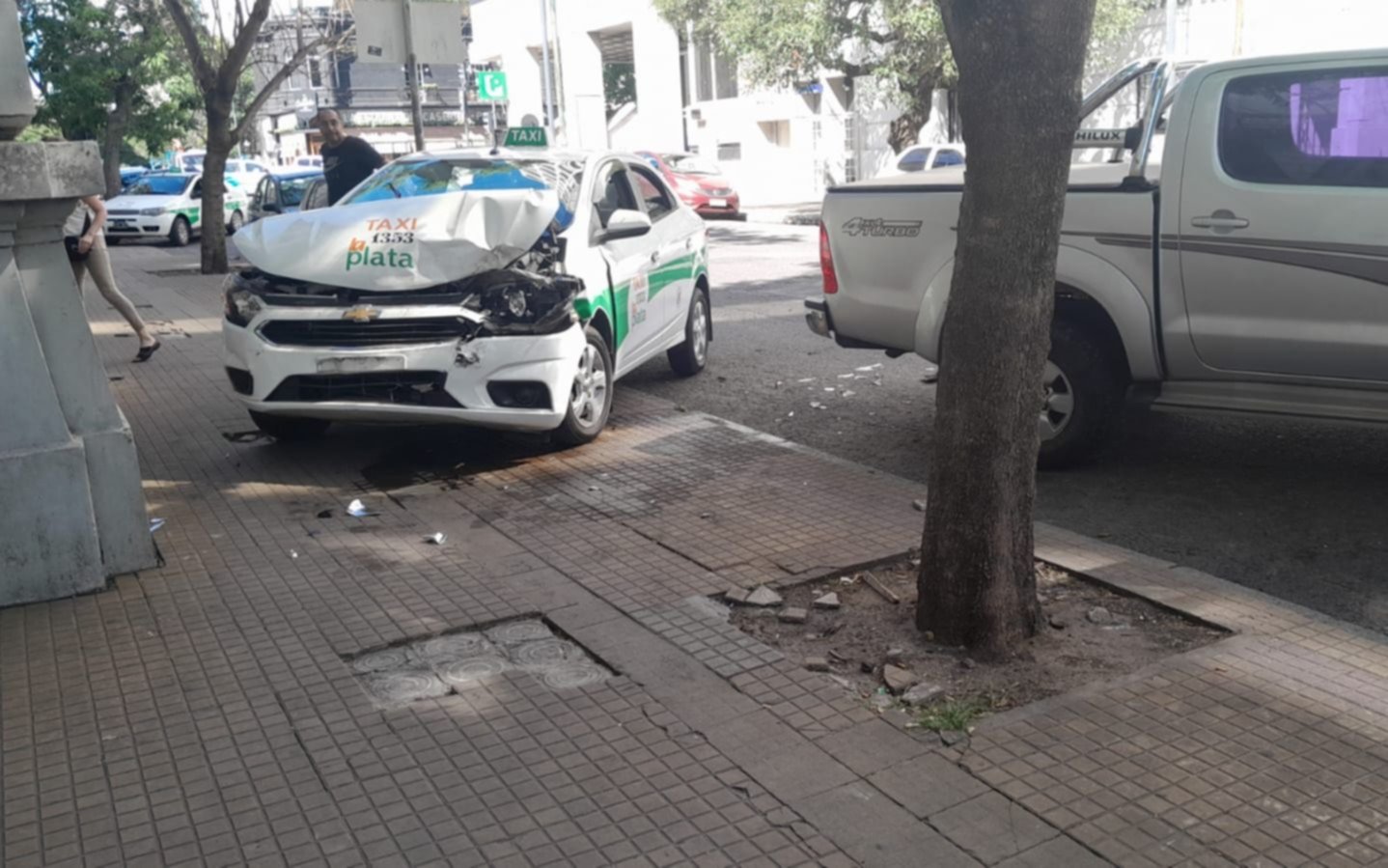 Terrible accidente dejó un taxi destruido frente a Tribunales y una pasajera herida