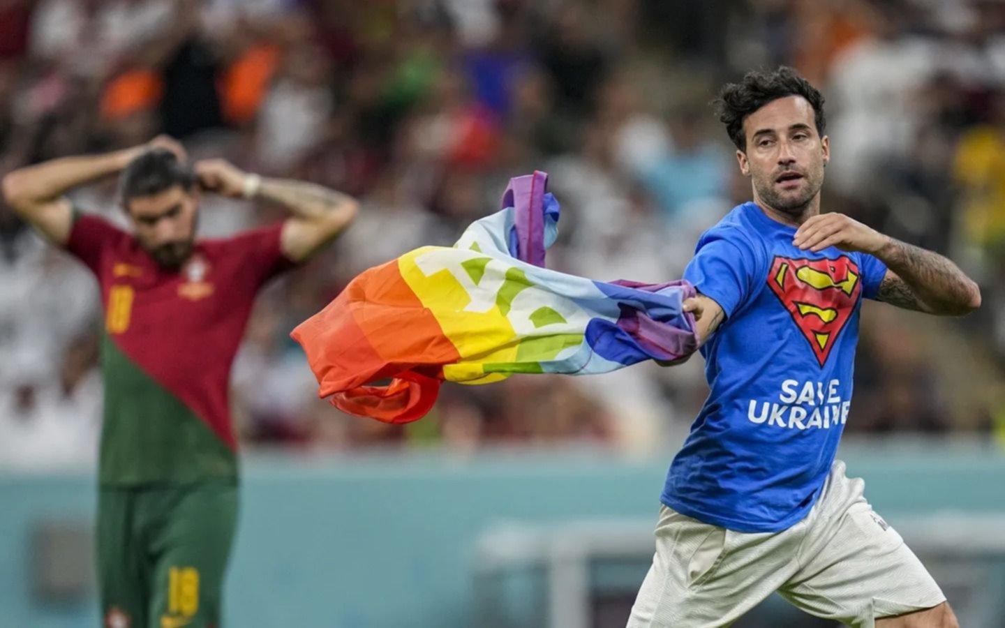 Tensión en Qatar: un hincha se metió a la cancha con una bandera LGBT en el partido Portugal-Uruguay