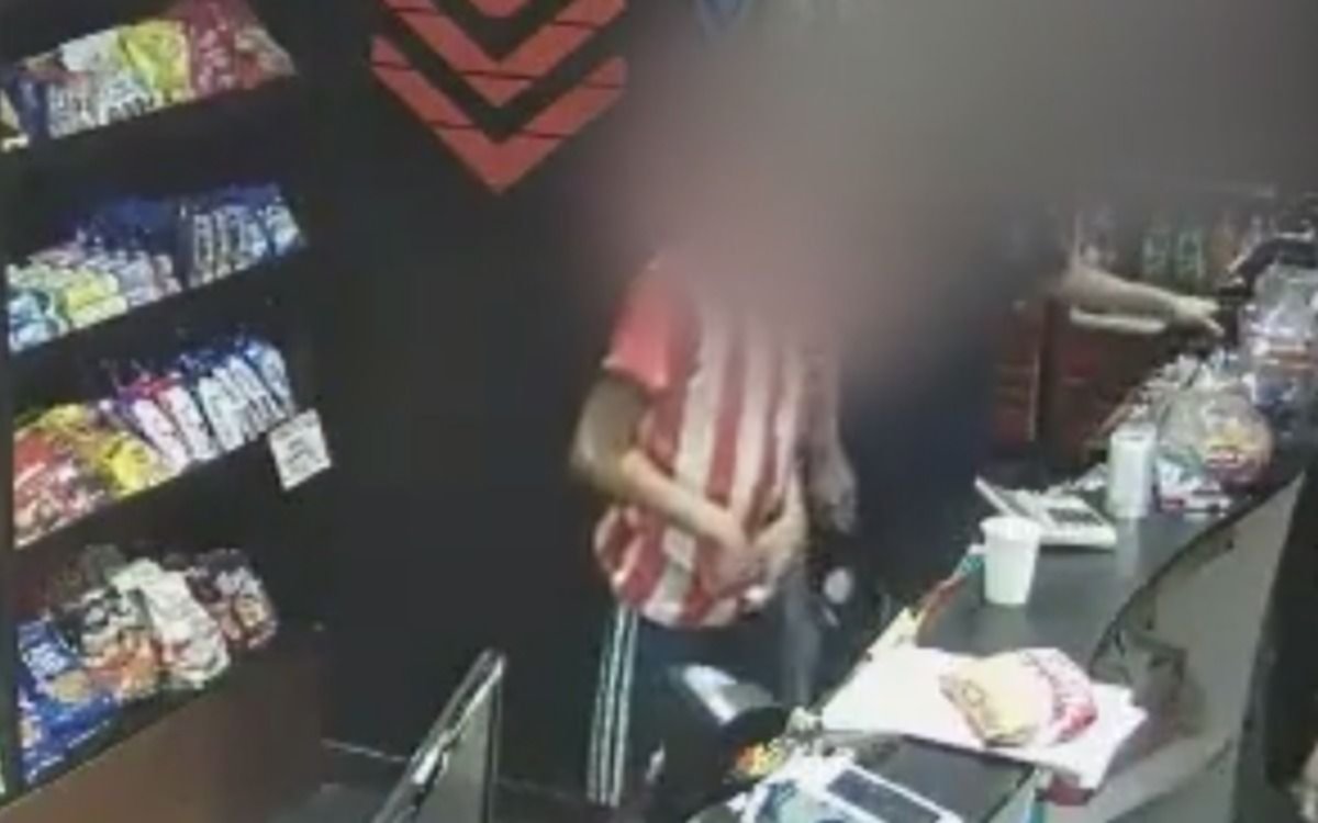 Menores a punta de pistola amenazaron y robaron un kiosko en La Plata: se llevaron figuritas del Mundial