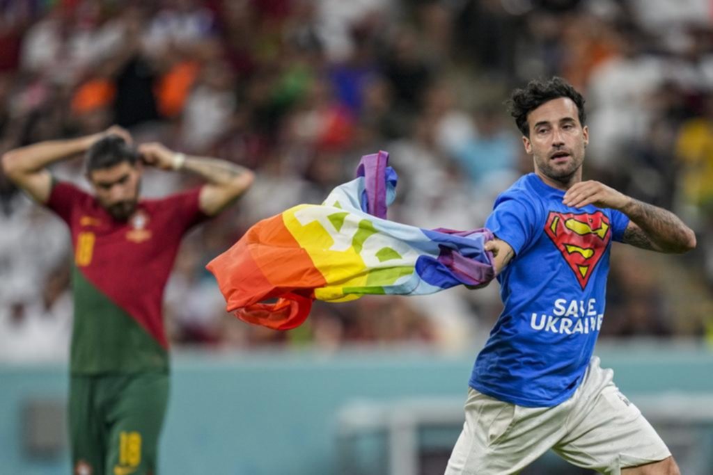 Un hincha interrumpió el partido con una bandera LGBTIQ+
