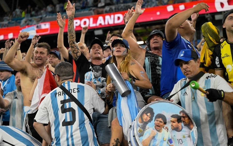 "Fuimos locales": los hinchas argentinos coparon en el estadio 974