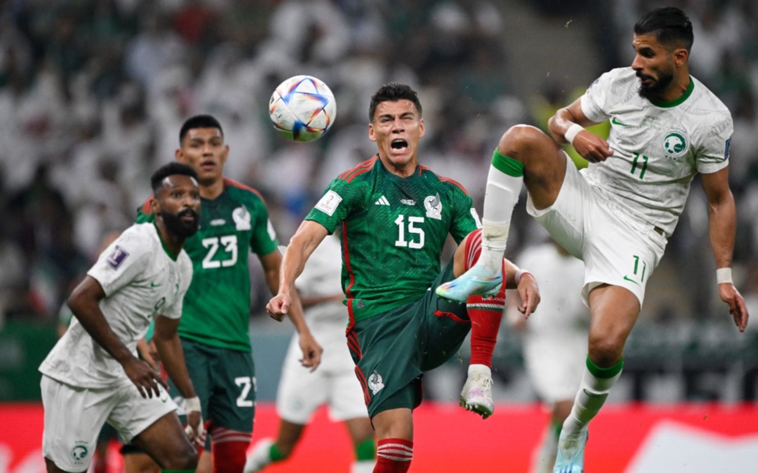 México derrotó a Arabia pero no le alcanzó