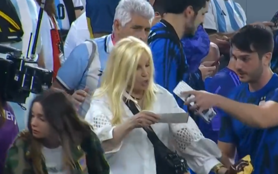 Susana Giménez llegó al estadio con una máscara de Messi para alentar a la Selección Nacional