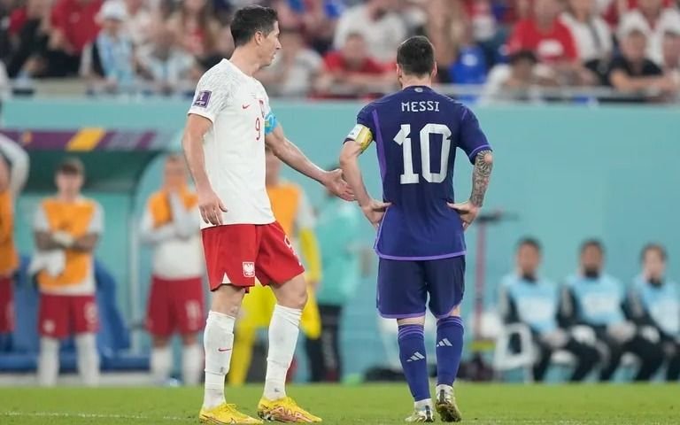 VIDEO. Tenso cruce entre Messi y Lewandowski: el argentino le negó el saludo tras una falta