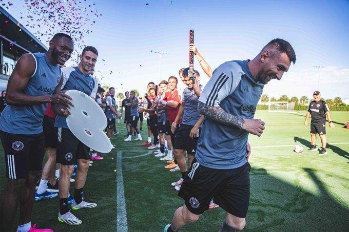 Messi, del traje a los cortos y con homenaje de por medio