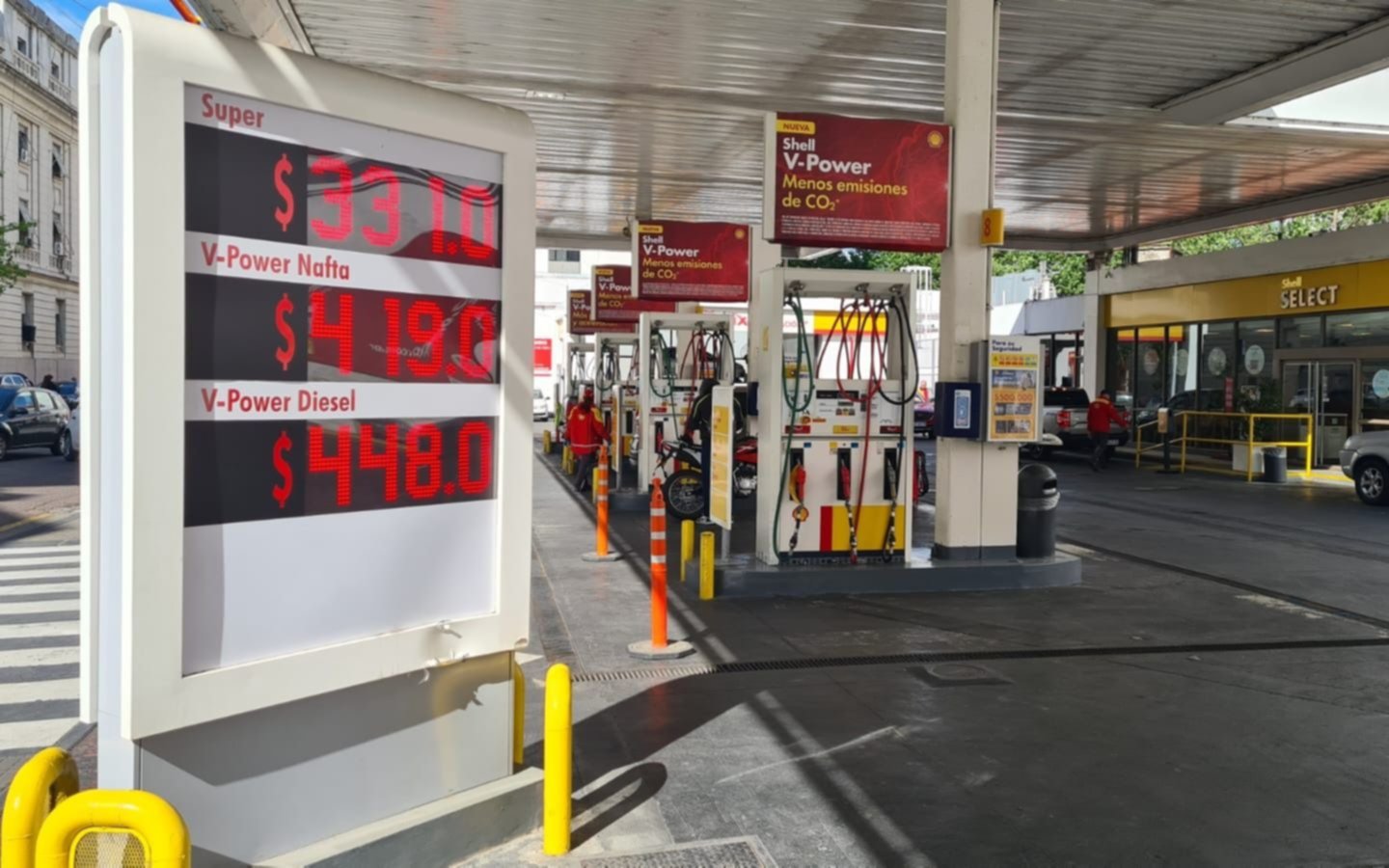 La nafta ya aumentó en La Plata: los nuevos valores, con subas de hasta el 10%, en medio de la crisis y la postergación de impuestos