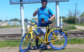 El platense hincha de Boca que viaja a Brasil en bici: "Hago dedo, tren, auto, bicicleta...lo que venga"