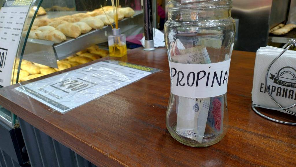 En La Plata, la propina se extiende hacia los mostradores y los celulares