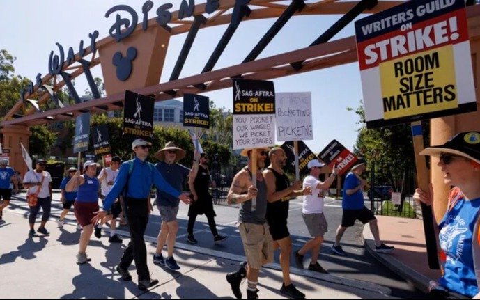 Con la IA en el centro de la discusión, siguen negociaciones entre actores y estudios de Hollywood