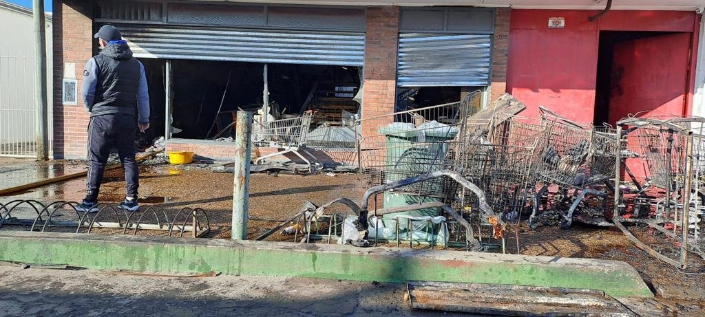 Un incendio destruyó un súper de La Plata y el vecindario sale en su rescate