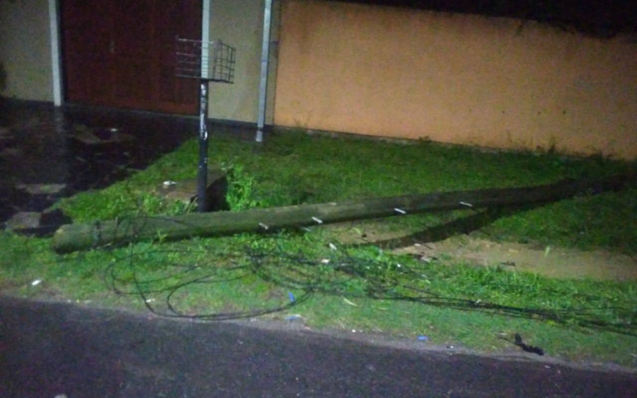 Un pesado poste cayó en Las Quintas