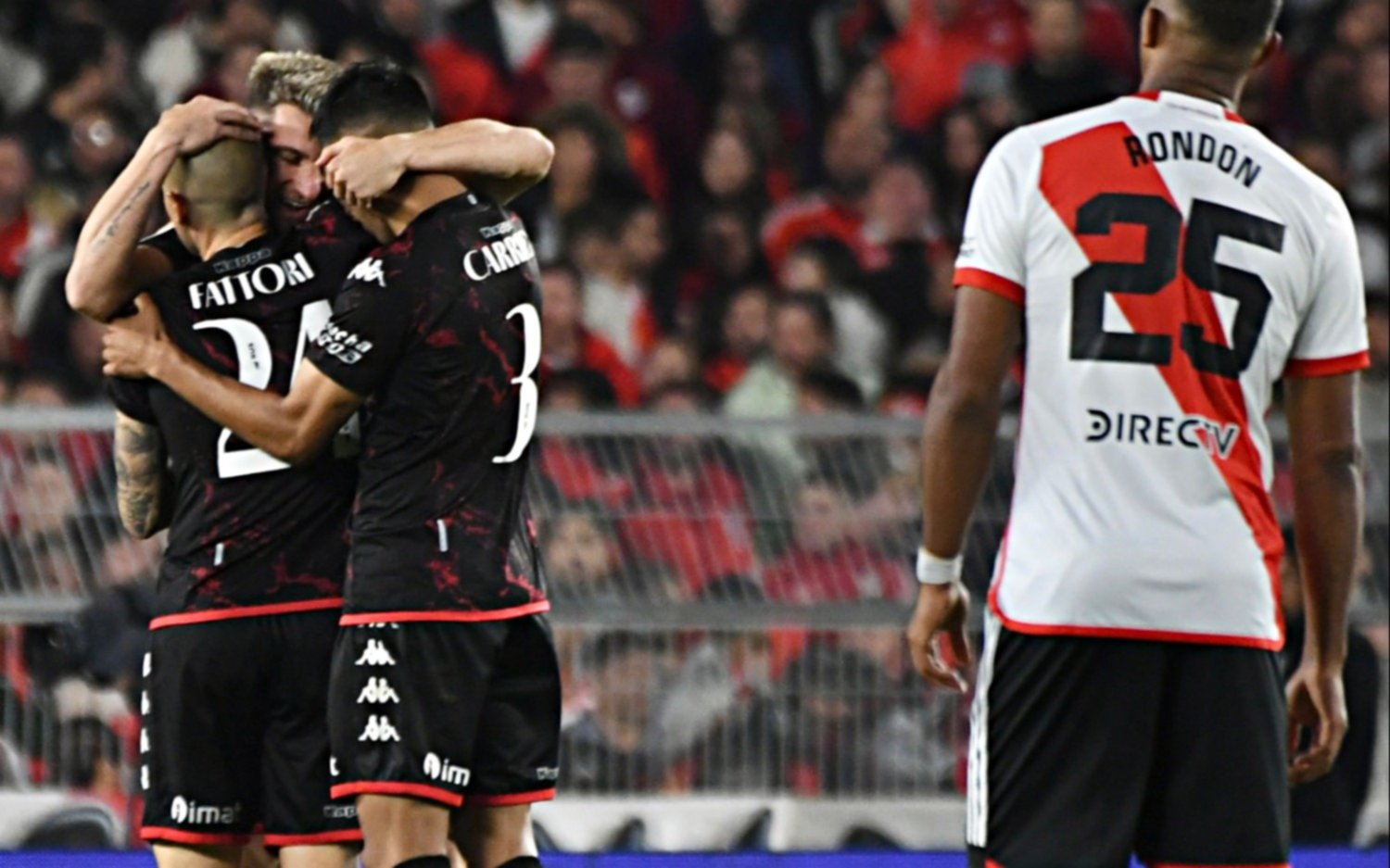 River cayó de local ante Huracán 2 a 1 y perdió su racha de triunfos en el Monumental