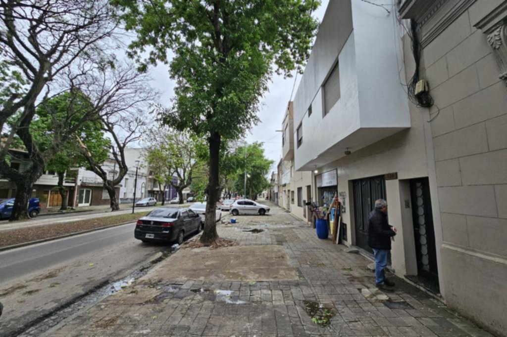 En banda y a los golpes: salvaje y millonario robo a metros de plaza Rocha