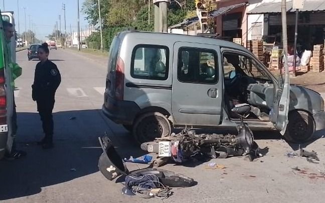 La Plata: tremendo accidente en la Avenida 520 y un joven en grave estado