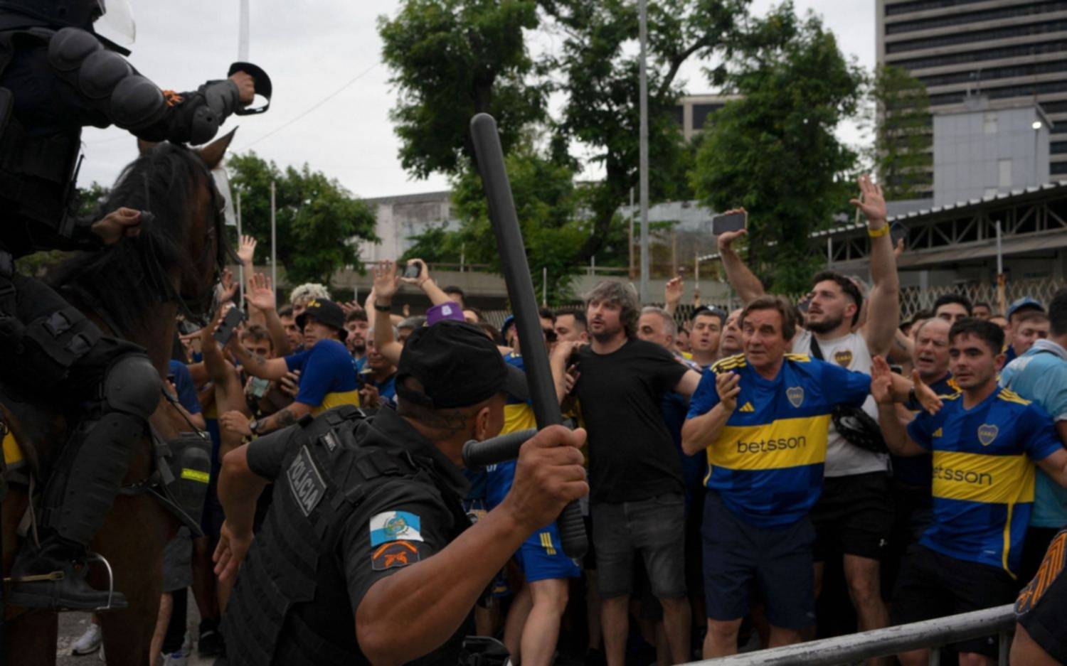 Tensión en los accesos del Maracaná: la llegada de "La 12" , avalanchas y la policía con balas de gomas y gases lacrimógenos