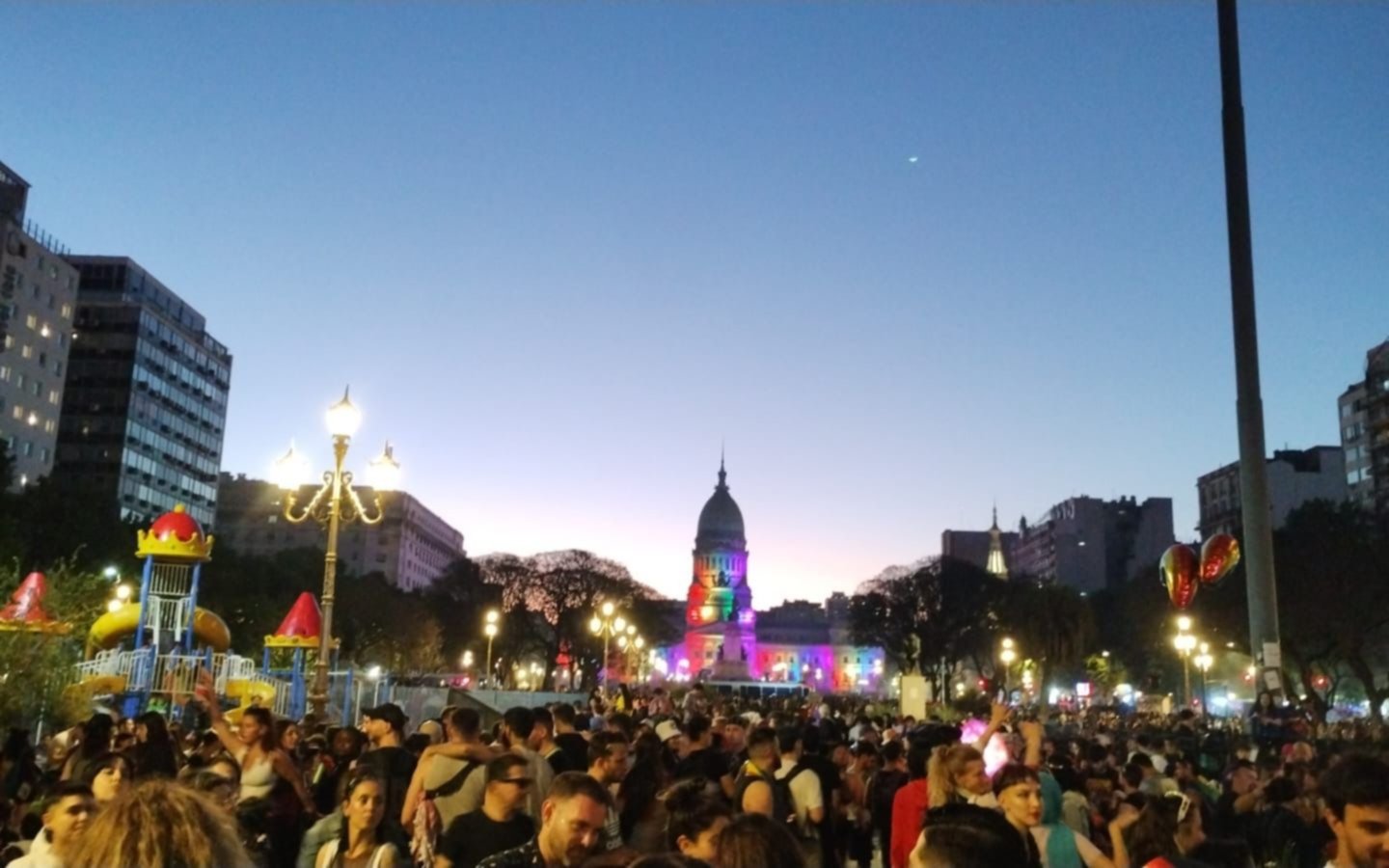 Una multitud marchó en el Día del Orgullo LGBT