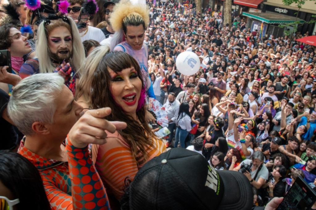 Multitudinaria marcha del orgullo por las calles porteñas