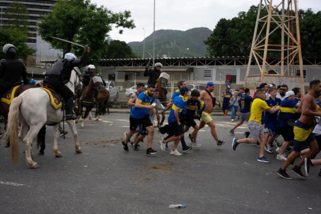 Fiesta adentro, pesadilla afuera: corridas, empujones y más represión