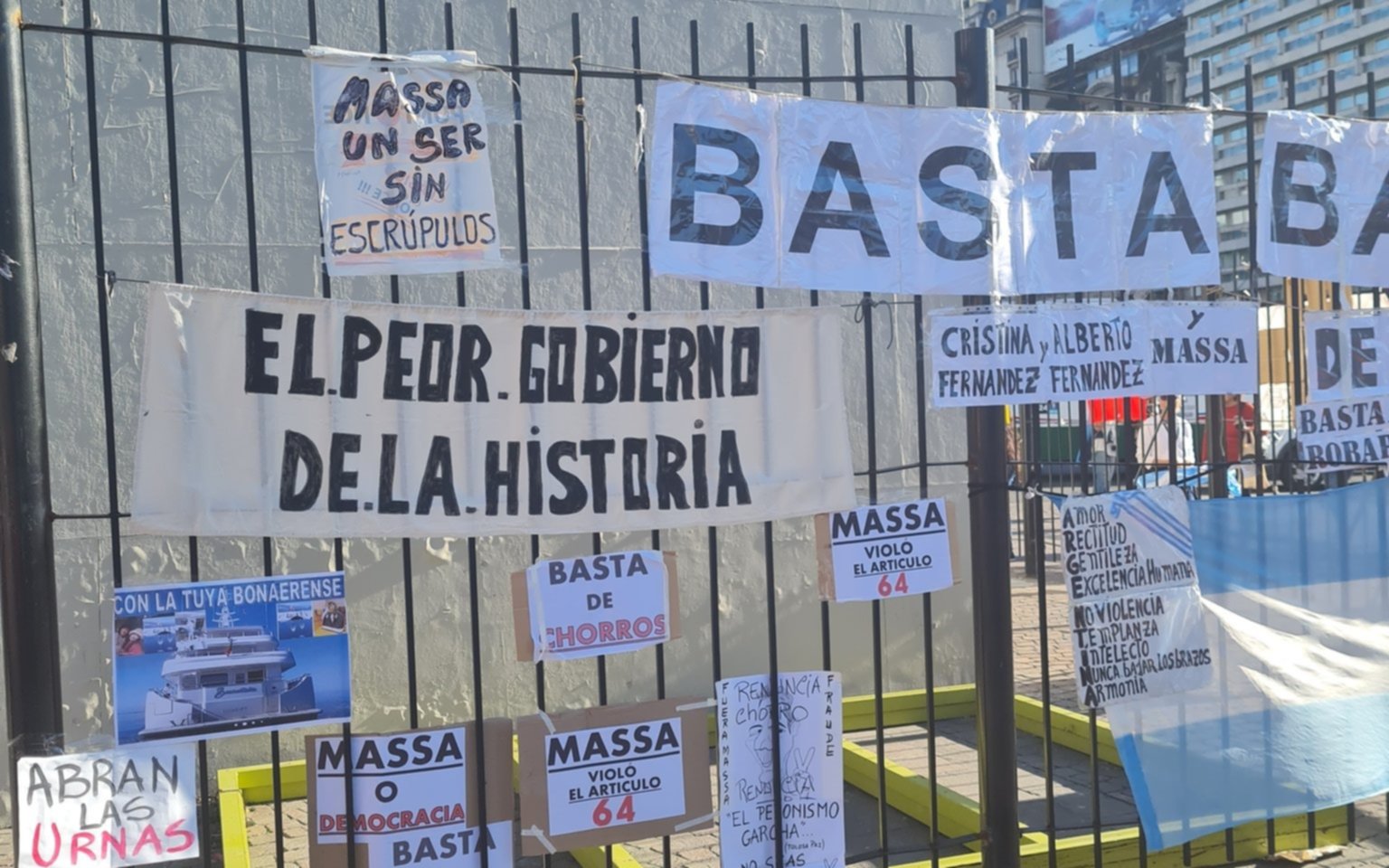 Libertarios marchan en el Obelisco en contra de Massa: “El pueblo grita libertad”