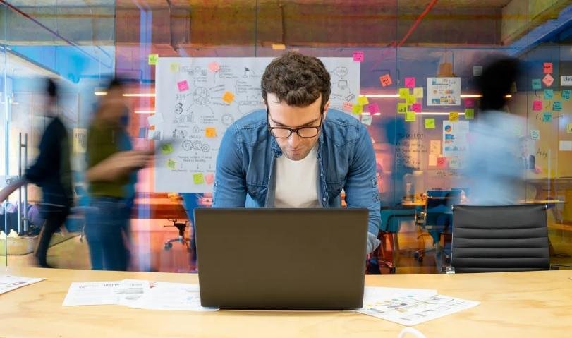 Empresas “Tech” en la Región: el desafío de blindar una profesión que promete un sueldo alto y pleno empleo