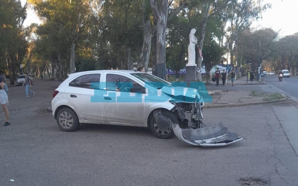 Violento choque en la Avenida 60 entre un auto y un micro de la línea 202