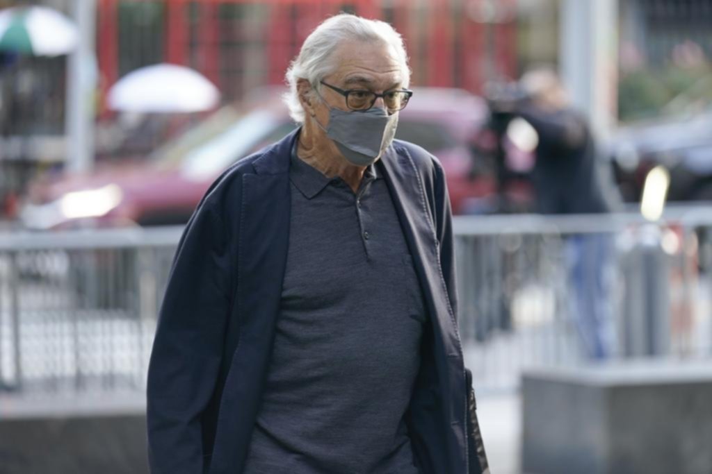 “Repugnante”: Ex asistente contó que De Niro hacía que le rasque la espalda: pide 12 millones
