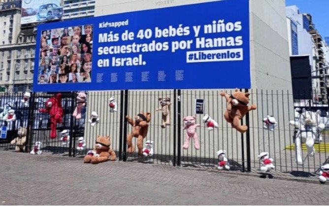Emotiva iniciativa en el Obelisco para pedir por los niños secuestrados por el grupo terrorista Hamas