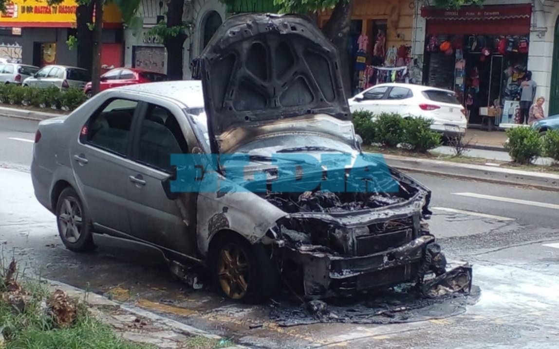 Susto y tensión en pleno centro de La Plata por el incendio de un auto