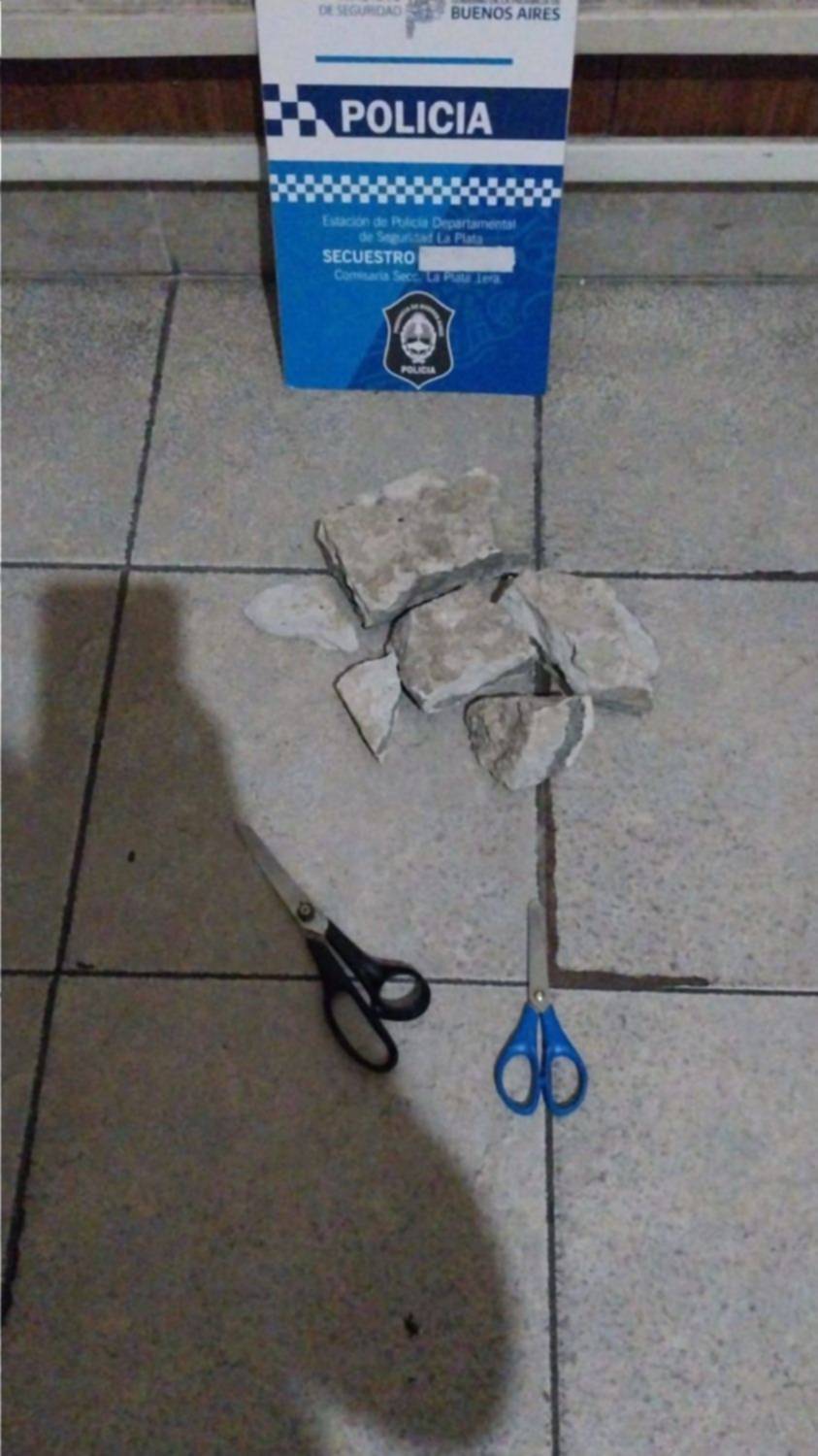 Ataque de furia en pleno centro de La Plata: apedreó la Torre 1 y amenazó a policías con tijeras