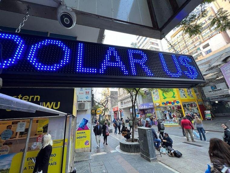 Se despertó el dólar blue y subió $60 en un rato para trepar hasta $950