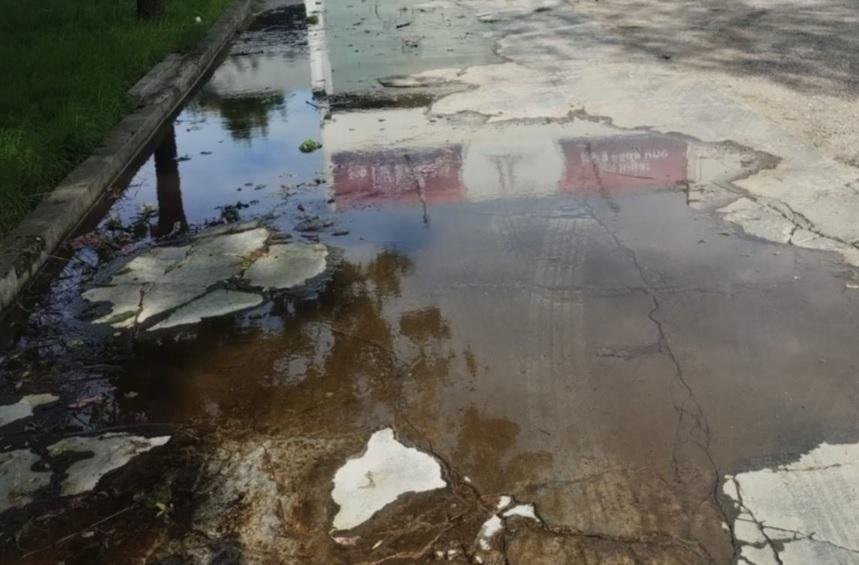 Una pérdida de agua lleva tres meses en La Loma