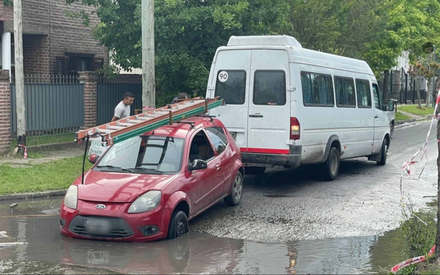 Un pozo "traga autos" tiene preocupados a vecinos de Gonnet