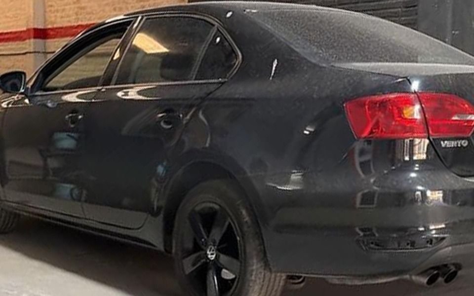 El misterio del VW Vento negro en La Plata: $2 millones de recompensa y el detalle de las calcos