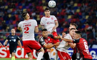 Estudiantes venció 1 a 0 a Central Córdoba y sigue en carrera por un lugar en la Libertadores