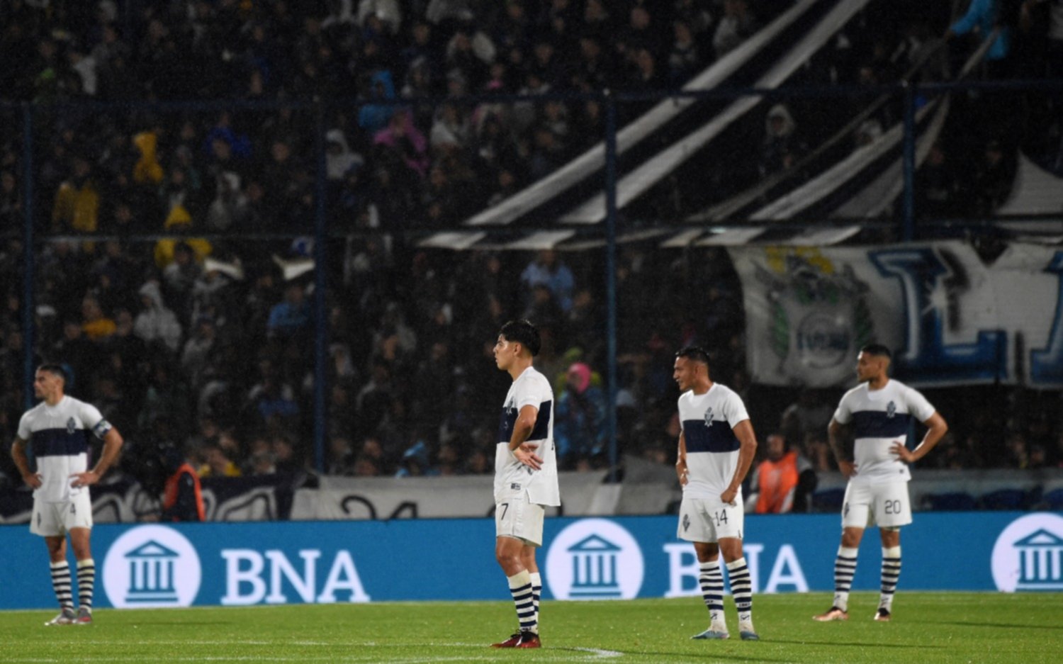 Gimnasia se equivocó mucho en defensa, perdió ante Atlético Tucumán 2 a 1 y quedó muy preocupado