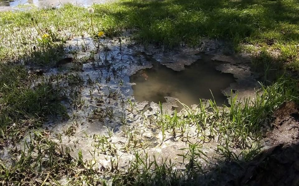 Vecinos piden solucionar una pérdida de agua en 64 y 135