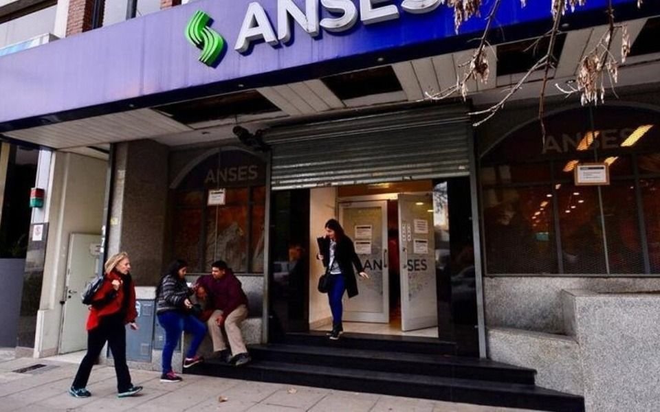 La duda por el aumento a jubilados y suma fija de 55 mil pesos: ¿El bono es solo diciembre o por tres meses?