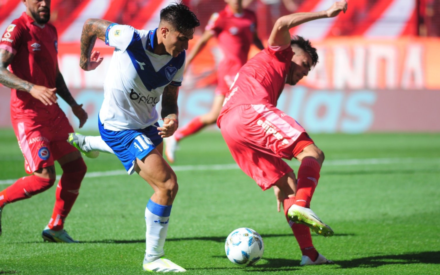 Vélez no pudo sostener la ventaja, empató 1 a 1 con Argentinos Juniors y todavía no se aseguró la permanencia