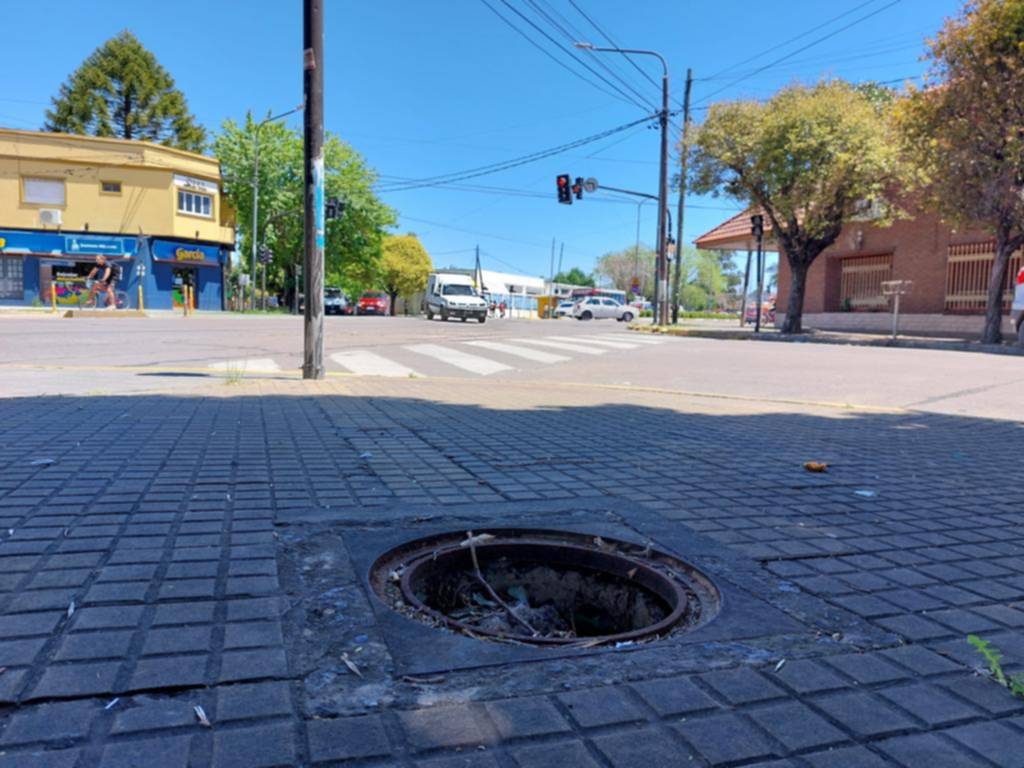 Reclamo por un pozo a cielo abierto en la vereda