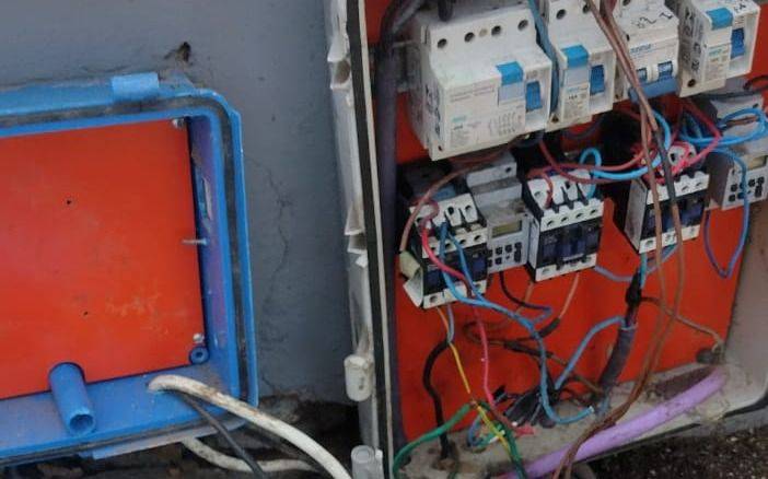 Denuncian robos de cables y destrozos en la instalación eléctrica de la fuente del Parque Saavedra: "No hay seguridad"