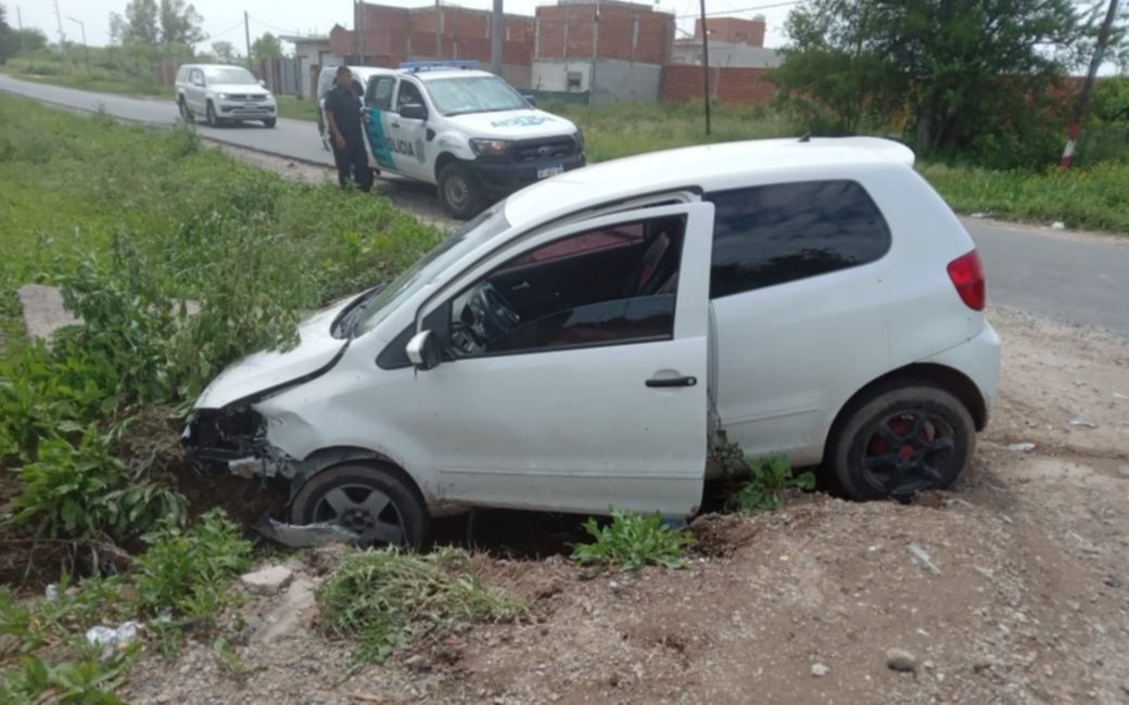Impactante choque en Los Hornos: tras colisionar, una pareja golpeó al otro conductor y escaparon