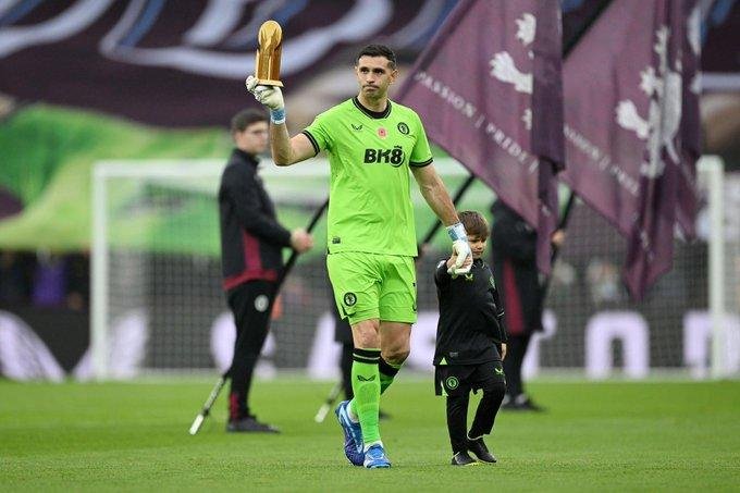 Homenaje a “Dibu” en el triunfo de Aston Villa
