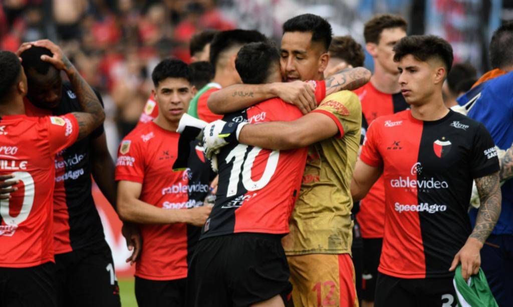 Colón liquidó rápido el partido y jugará una final con Vélez