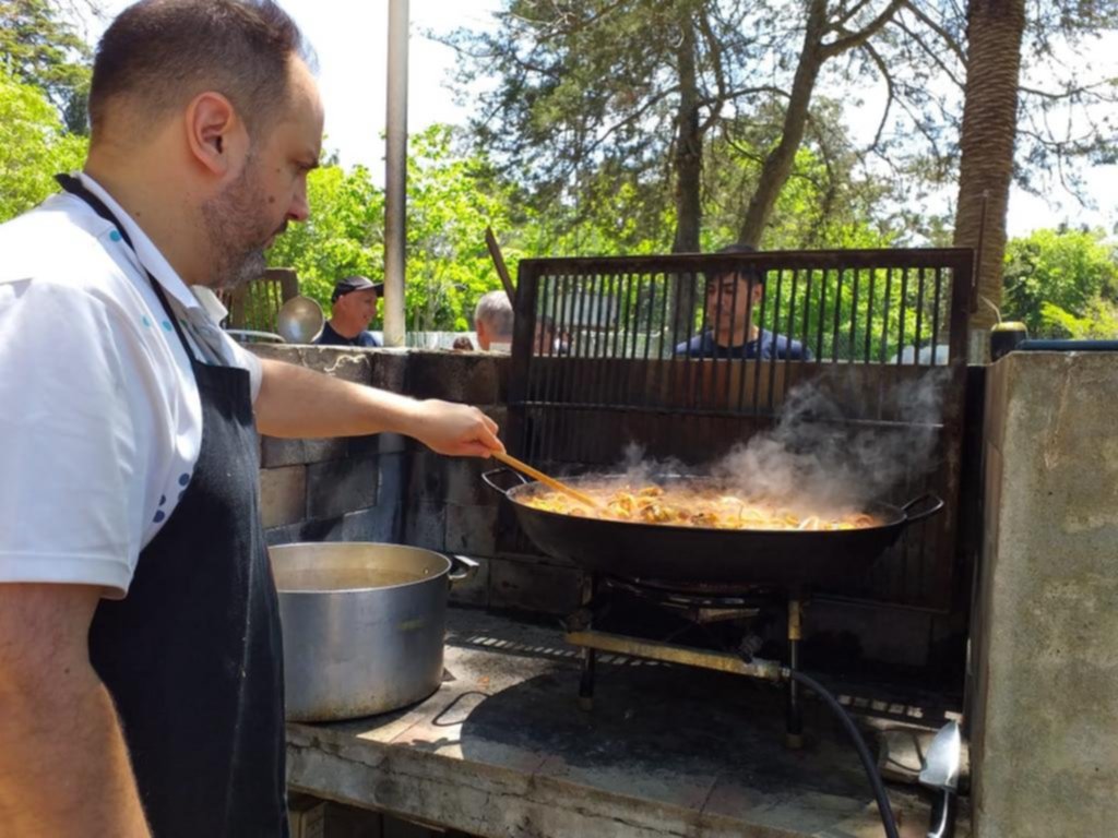 Paella a beneficio en Villa Elisa